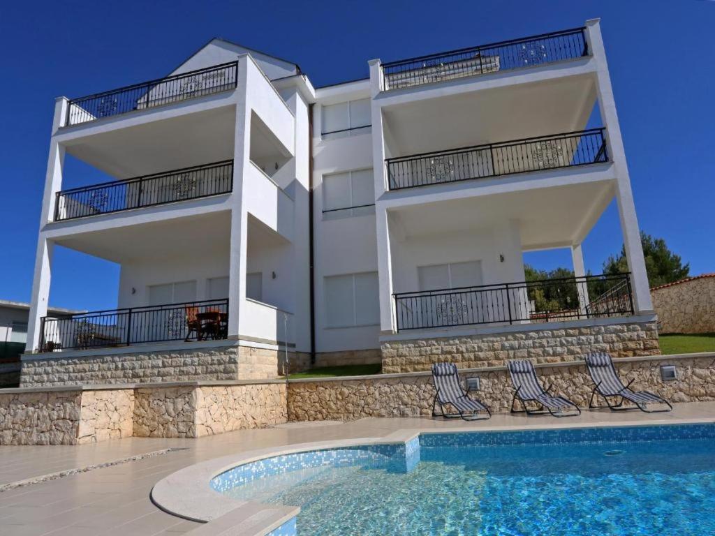 Lovely Apartment With Beautiful Pool Primošten Екстериор снимка