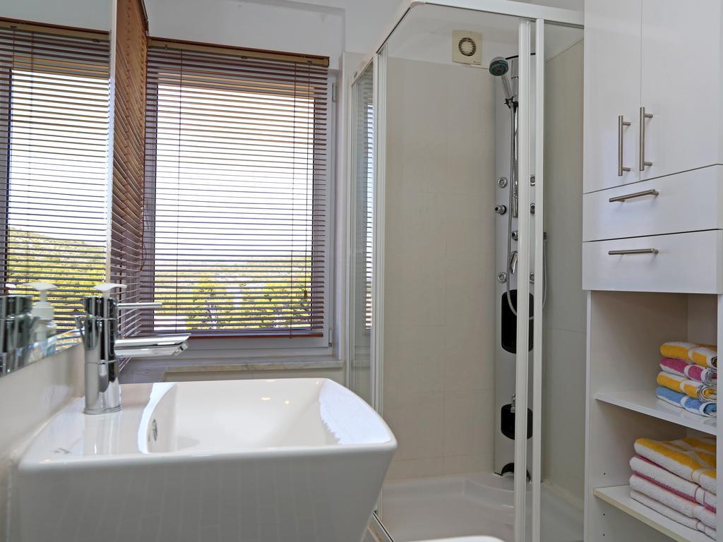 Lovely Apartment With Beautiful Pool Primošten Екстериор снимка