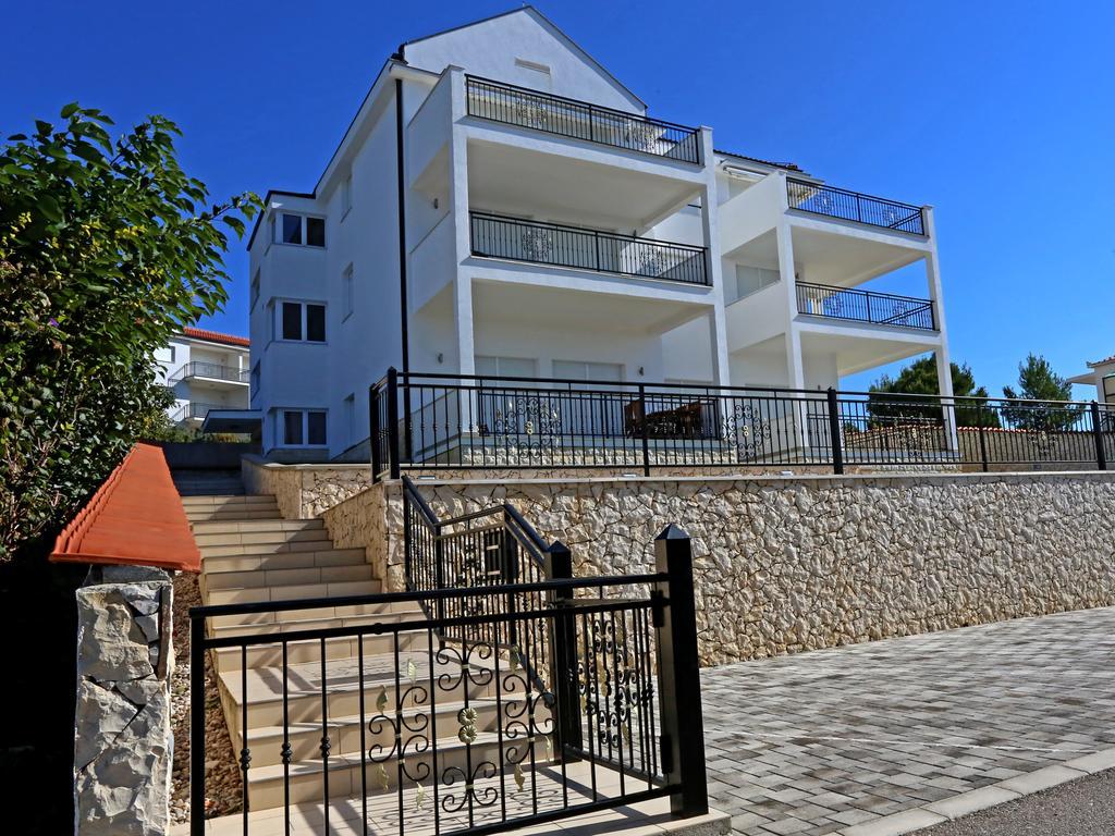 Lovely Apartment With Beautiful Pool Primošten Екстериор снимка
