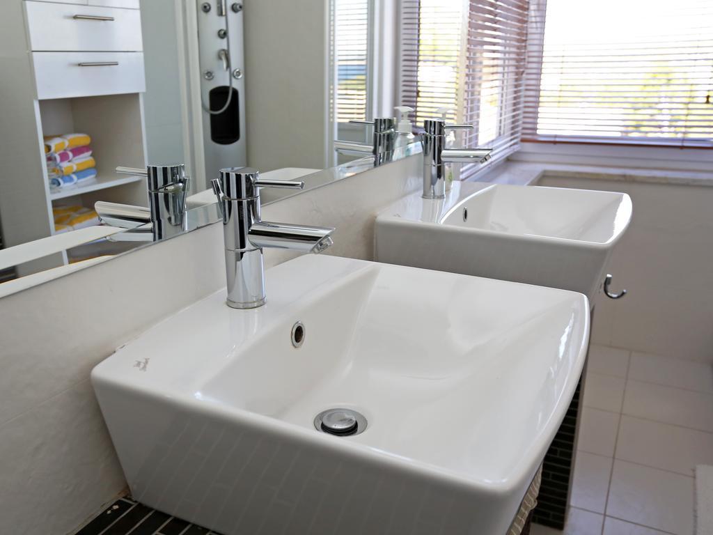 Lovely Apartment With Beautiful Pool Primošten Екстериор снимка