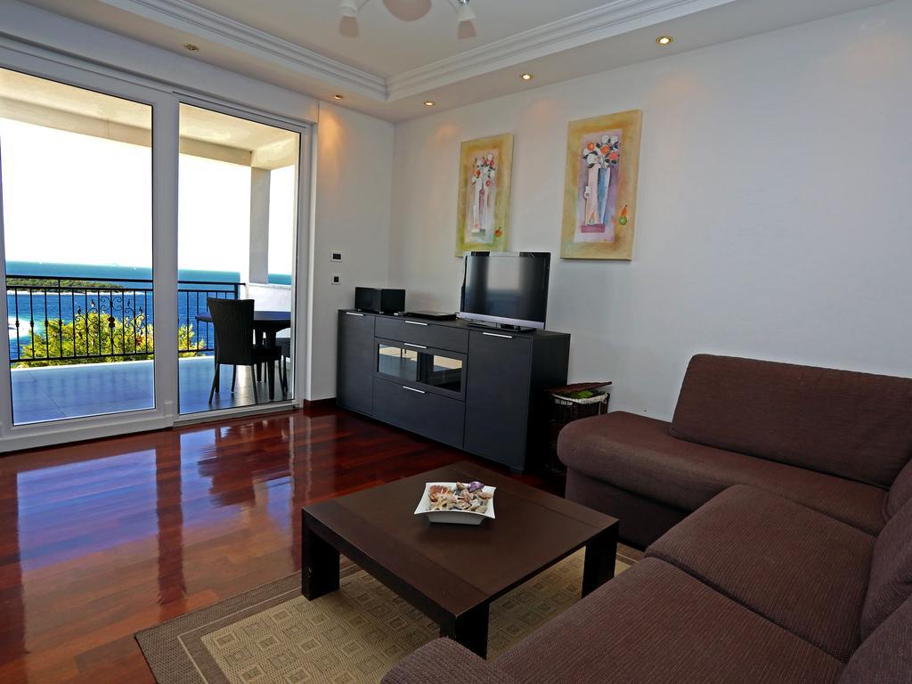 Lovely Apartment With Beautiful Pool Primošten Екстериор снимка